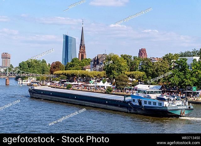 Ein Frachtschiff fährt auf dem Main in Frankfurt mit der Europäischen Zentralbank (EZB) im Hintergrund A cargo ship travels on the Main in Frankfurt with the...
