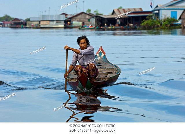Frau paddelt in einem Boot auf dem Tonle Sap See, Kambodscha / Woman paddling in a boat on the Tonle Sap lake, Cambodia
