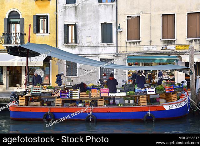 Italy, Unesco World Heritage Site, Venice, Dorsoduro district, Ponte dei Pugni, Floating market