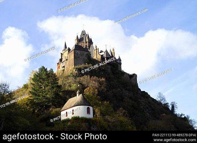 PRODUCTION - 02 November 2022, Rhineland-Palatinate, Cochem: On a hill next to the Moselle are the Imperial Castle of Cochem (above) and the so-called Plague...