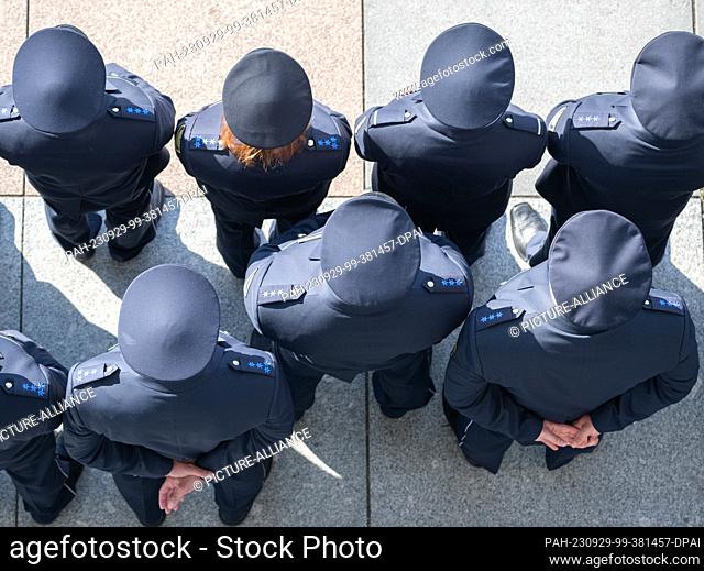 29 September 2023, Saxony, Dresden: Police officers stand together for a group photo in front of the Palace of Culture before the ceremonial appointment of 213...