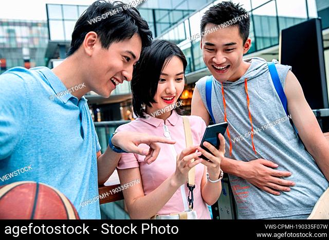 Happiness of college students in outdoor mobile phone