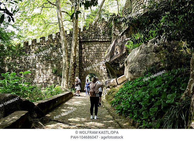 27.05.2018, Portugal, Sintra: Tourists stand in Front of a Wall atthe Castle of the Moors in Sintra. It is classified as a National Monument
