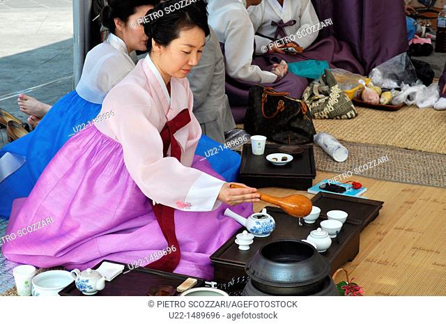 Seoul (South Korea): traditional tea ceremony in Insadong