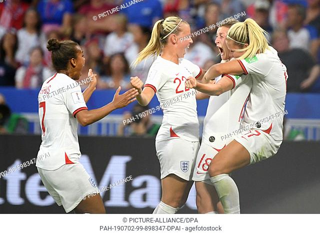 02 July 2019, France (France), Décines-Charpieu: Football, women: WM, England - USA, final round, semi-final, Stade de Lyon: England's players cheer after 1:1