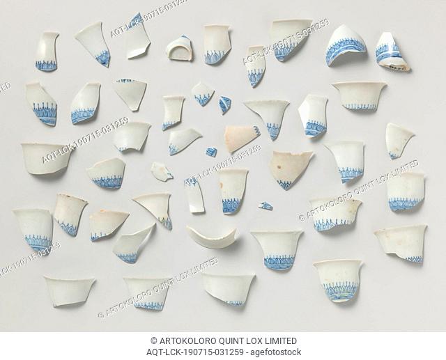 Fragments of wine bowls from V.O.C. ship the 'Witte Leeuw', St. Helena, Dutch East India Company, anonymous, before 1613, porcelain (material), h 3