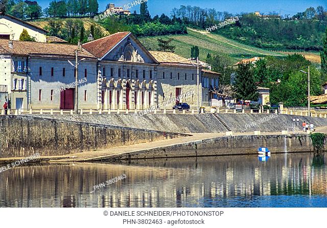 France, Gironde, Castillon-la-Bataille, AOC Castillon Cotes de Bordeaux vineyard and wine-warehouse on the shore of the Dordogne river