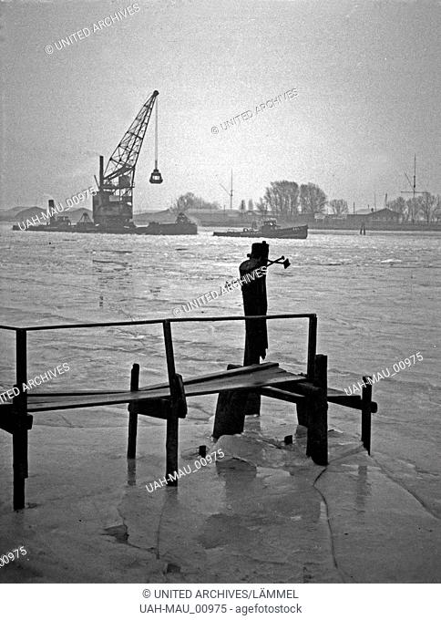 Nebel am Hafen und ein Schlepper mit Schwimmkran in Königsberg, Ostpreußen, 1930er Jahre. Fog at the harbor and a tug boat with a floater crane at Koenigsberg