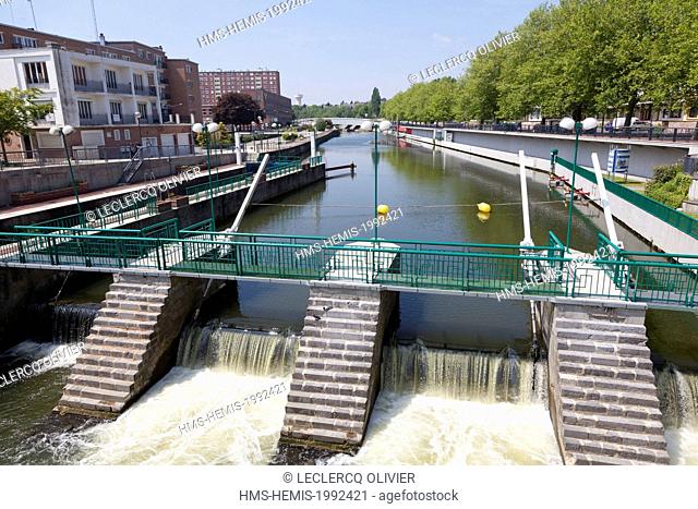 France, Nord, Maubeuge, the Sambre canal at the bridge of the lock