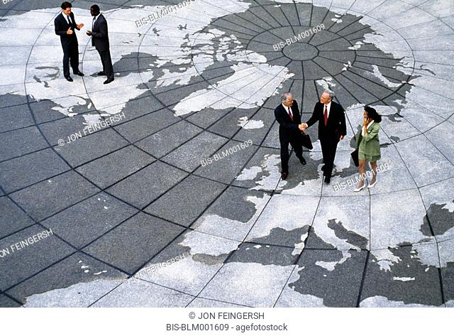 Empresarios caminando en el mapa del mundo