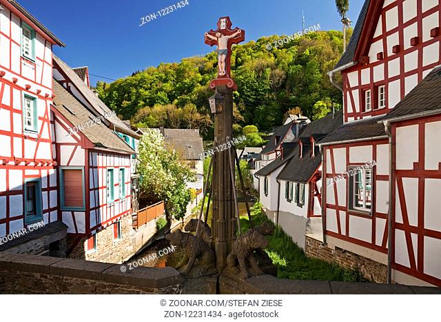 Historischer Ortskern mit Fachwerkhaeusern am Elzbach, Monreal, Eifel, Rheinland-Pfalz, Deutschland, Europa