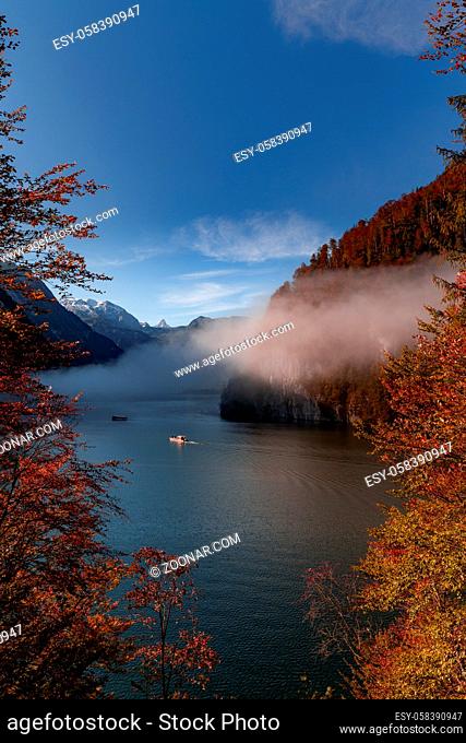Morgennebel im Herbst über dem Königssee im Berchtesgadener Land, Bayern, Deutschland. Fog over the Königssee in Berchtesgadener Land, Bavaria, Germany