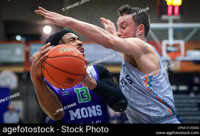 Mons' David Nichols and Brussels' Terry Deroover fight for the ball during the basketball match between Phoenix-Brussels and Mons-Hainaut