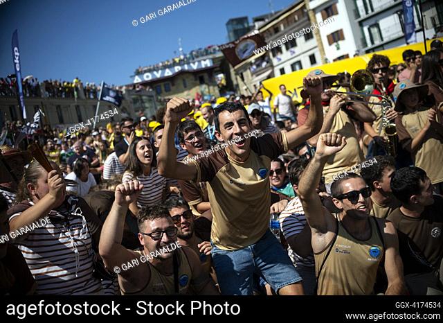 Supporters fom Getaria rowing team cheer up the rowers during the second day of Kontxako bandera regatta in La Concha Bay. San Sebastian (Spain)