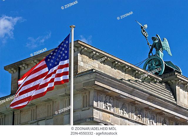 Amerikanische Flagge am Brandenburger Tor, Berlin, Deutschland American flag at the Brandenburg Gate, Berlin, Germany