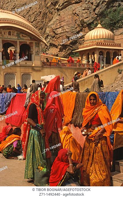 India, Rajasthan, Jaipur, Galta Temple, festival, women