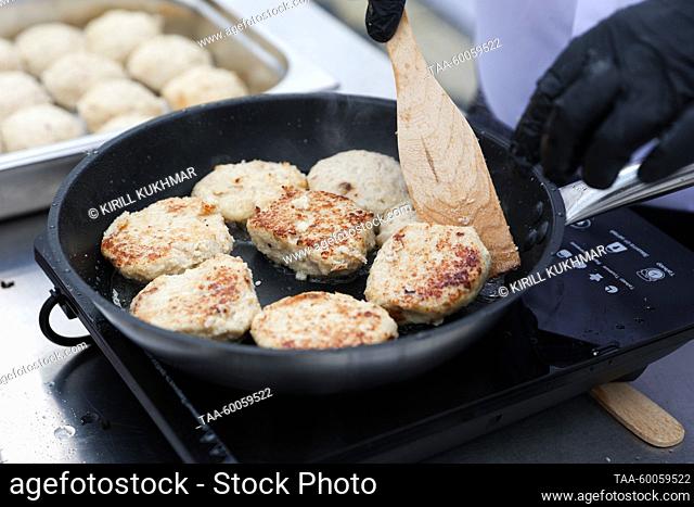 RUSSIA, NOVOSIBIRSK - JUNE 25, 2023: Cooking rissoles at the Siberian Kitchen food festival held as part of celebrations of the 130th anniversary of the...