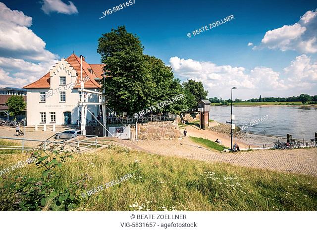 Blick vom Elbdeich auf das Zollenspieker Fährhaus an einem heißen Sommertag. Das historische Gebäude steht am südlichsten Punkt Hamburgs direkt am Ufer der Elbe