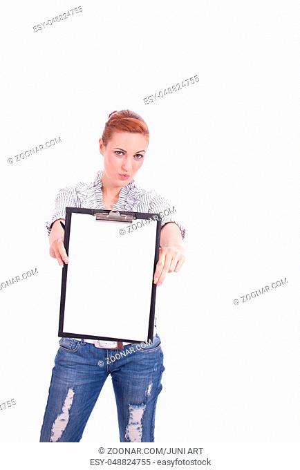 Junge Geschäftsfrau mit Klemmbrett isoliert vor weißem Hintergrund