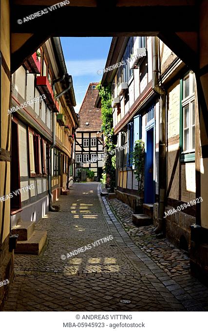 Germany, Saxony-Anhalt, Quedlinburg, historical old town, Der Schuhhof, narrow street with half-timbered houses, UNESCO world heritage