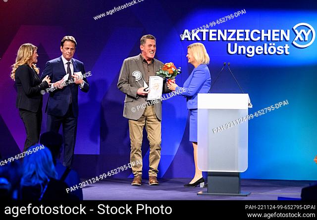 24 November 2022, Berlin: Nancy Faeser (r, SPD), Federal Minister of the Interior and Home Affairs, presents the award to prize-winner Thomas Weis from...