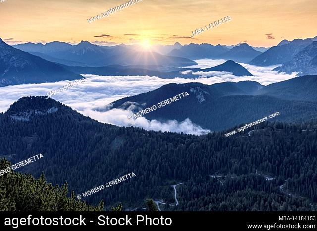 Italy, Veneto, Belluno, Lozzo di Cadore, Dolomites, view from the Pian dei Buoi to the Dolomites of the Comelico at sunrise