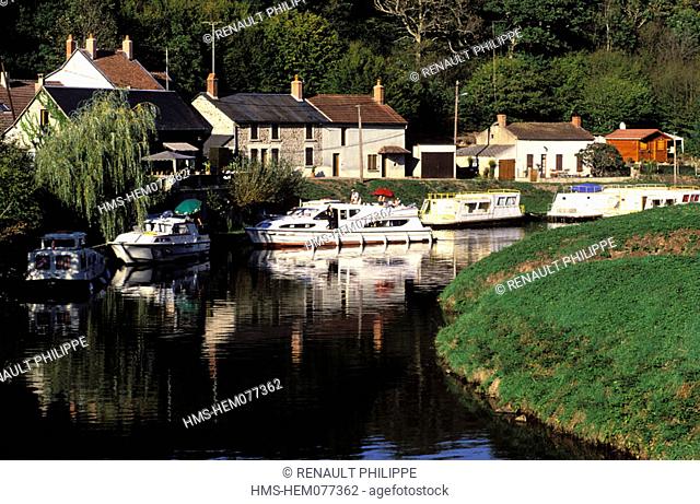 France, Nièvre (58), Nivernais canal, tourism fluvial, le port Brûlé near Sardy ladder