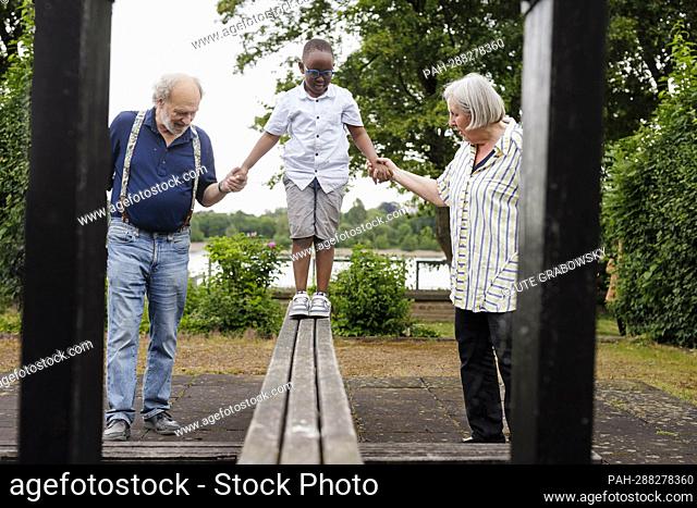 temporary grandparents. Grandparents with a boy on a playground. || Model release available. - Bonn/Deutschland