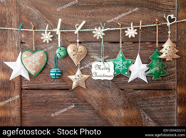 Festliche Weihnachtsdekoration vor Hintergrund aus Holz