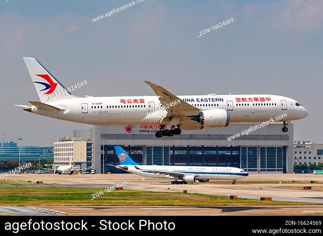 Shanghai, China ? 27. September, 2019: Ein Boeing 787-9 Dreamliner der China Eastern Airlines mit dem Kennzeichen B-209N auf dem Flughafen Shanghai Hongqiao...