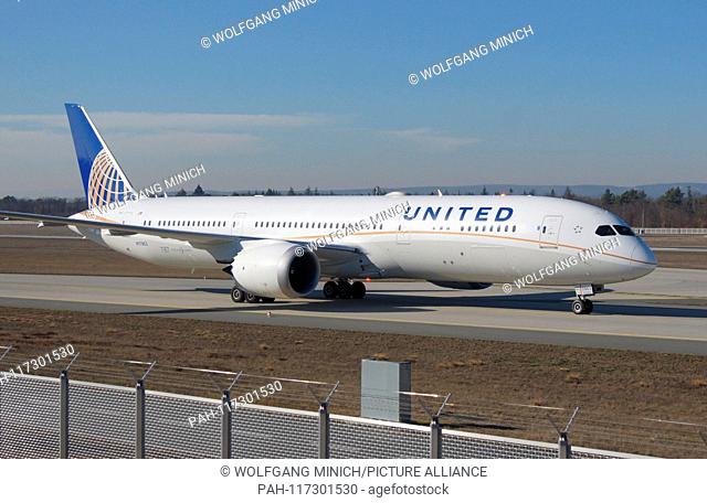 Eine Boeing 787 Dreamliner der US-amerikanischen Fluggesellschaft United, ist soeben auf der Landebahn Nordwest des Flughafens Frankfurt Rhein-Main gelandet und...