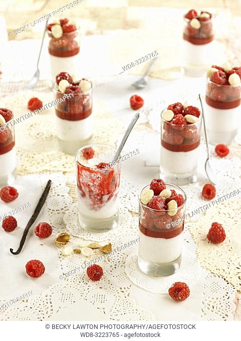 leche de almendras con jarabe de frambuesas, frambuesas y almendras / almond milk with raspberry syrup, raspberries and almonds