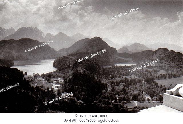 Blick ins Tal vom Schloß Neuschwanstein auf den Schwansee und den Alpsee., Sammlung Wittmann