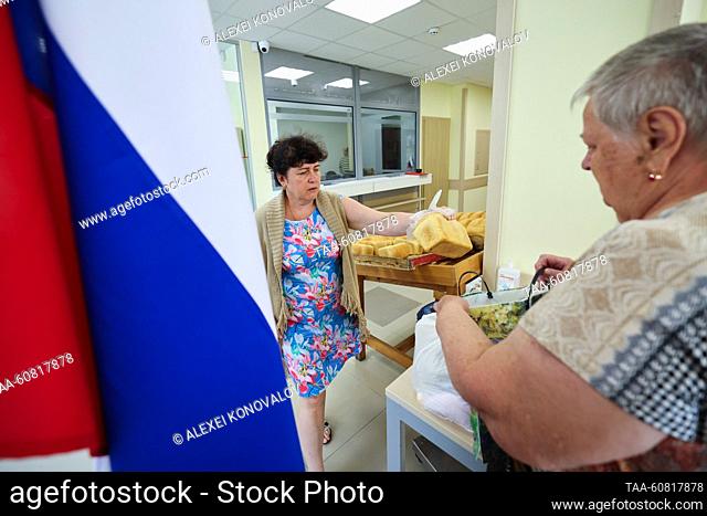 RUSSIA, NOVAYA KAKHOVKA - AUGUST 1, 2023: Food kits are handed out at a humanitarian center. Employees of the center compile food kits and distribute...