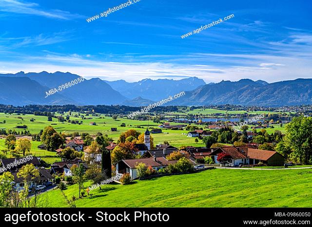 Germany, Bavaria, Upper Bavaria, Pfaffenwinkel, municipality Riegsee, Aidling district, town view with Riegsee towards Estergebirge