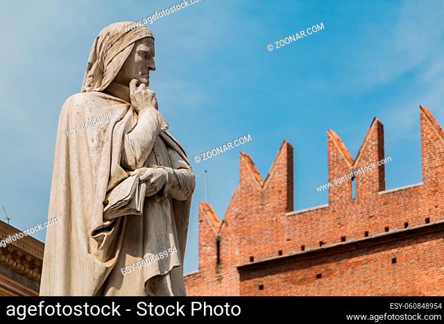 A picture of the statue of Dante Alighieri in the Piazza dei Signori (Verona)