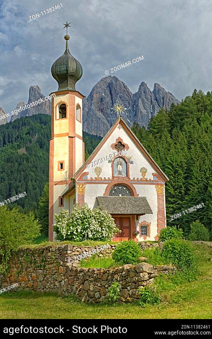 Kirche St. Johann in Ranui mit Geislergruppe, Villnößtal, Südtirol, Italien, Europa / Chapel of St.Johann with Geisler groupe, Villnöß, Province of South Tyrol