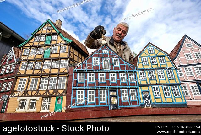 09 November 2022, Saxony, Lichtenstein: The model of a historic row of houses with the Kunsthaus (2nd from left) in Stade from 1667 is cleaned by Thomas Pfau in...