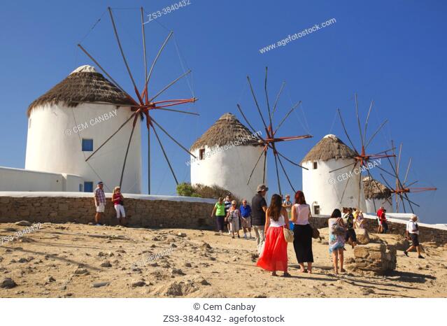 Los turistas cerca de los tradicionales molinos de viento en el distrito de la Pequeña Venecia, la isla de Mykonos, las Islas Cícladas, Las Islas Griegas