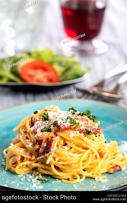 Spaghetti Carbonara auf einem blauen Teller