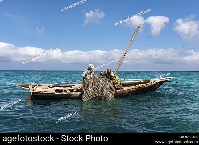 Fischen mit Reuse, Fischerboot und Fischer, Indischer Ozean, Sansibar, Unguja, Tansania
