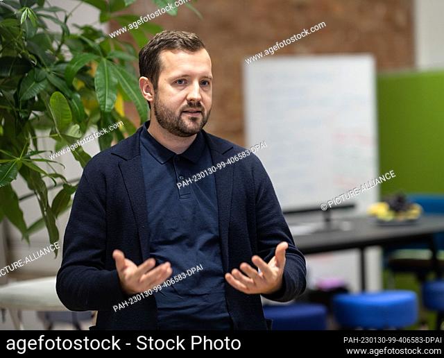 PRODUCTION - 25 January 2023, Hesse, Darmstadt: Data protection officer and entrepreneur Christian Holthaus explains the error-proneness of ChatGPT with...
