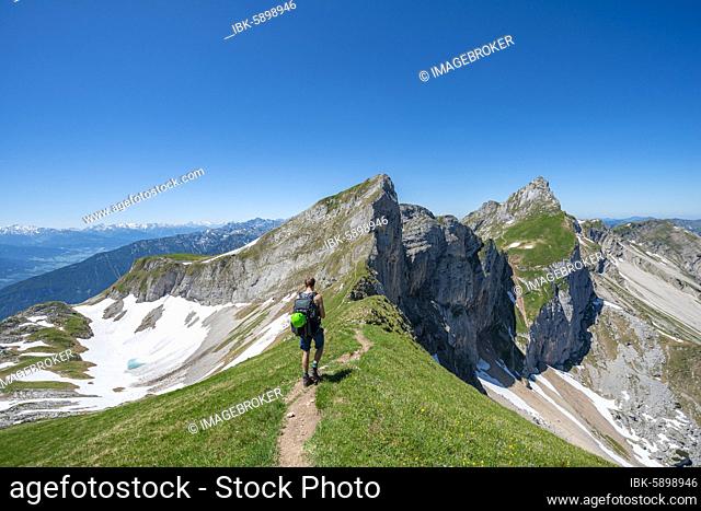 Hiker on a hiking trail, Seekarlspitze, 5-summit via ferrata, behind Hochiss and Spieljoch, hiking at the Rofan Mountains, Tyrol, Austria, Europe