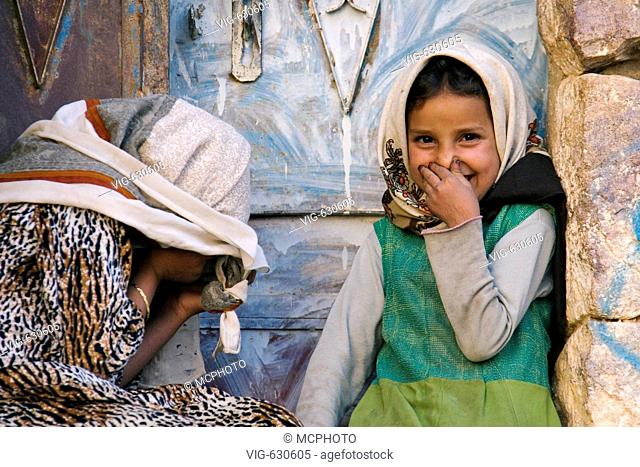 Asien, Jemen, Shahara, Kinder, Mädchen, Versteckspiel - Shahara, Jemen, 14/02/2005