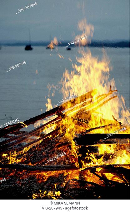 solstice fire at the Ammersee, Bavaria - AMMERSEE, BAYERN, GERMANY, 21/07/2002