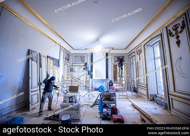 22 February 2023, Mecklenburg-Western Pomerania, Ludwigslust: Restorers and craftsmen work in one of the elaborately decorated rooms in Ludwigslust Castle