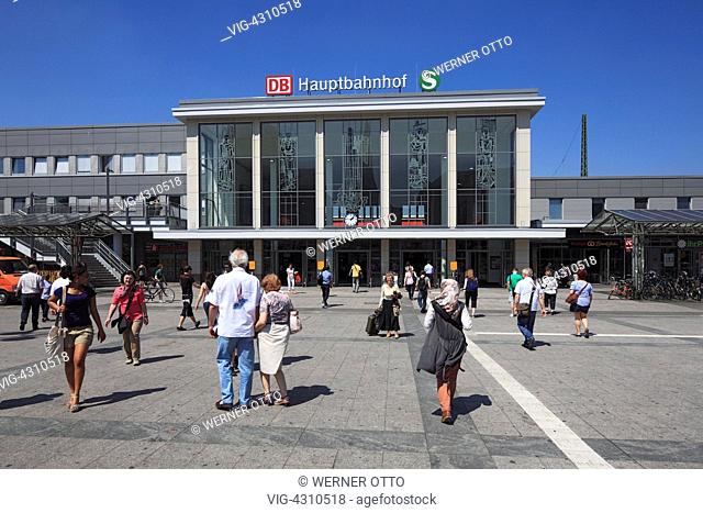 D-Dortmund, Ruhr area, Westphalia, North Rhine-Westphalia, NRW, Dortmund Central Station, station building, station forecourt, people