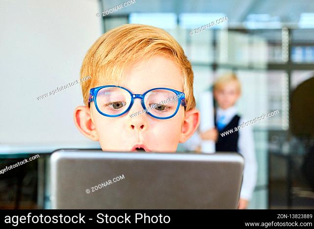 Kind als Programmierer oder Software Entwickler und Nerd am Computer