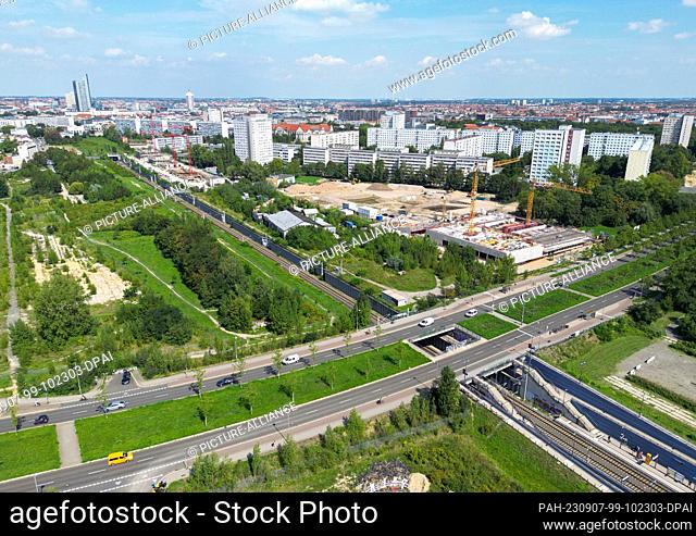 23 August 2023, Saxony, Leipzig: View of the undeveloped open space behind the Bayerischer Bahnhof train station in the south of Leipzig