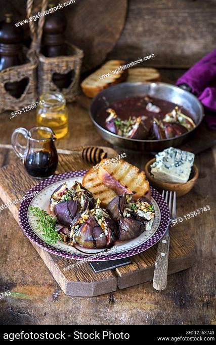 Baked balsamic figs with honey and blue cheese